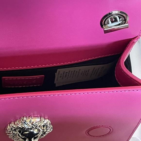 VERSACE VERSUS CRYSTAL LION CLUTCH BAG
IN PINK - Picture 4 of 7